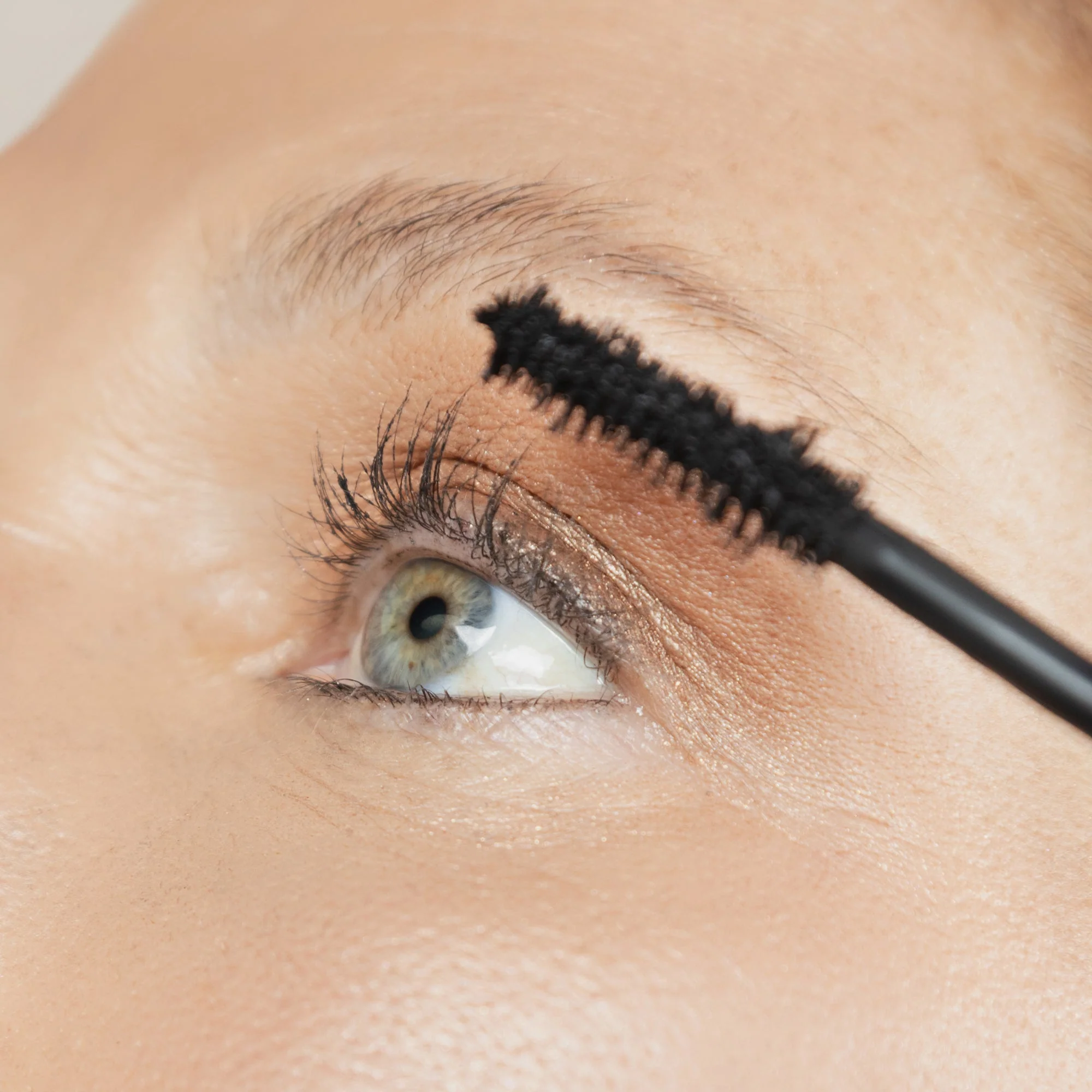 Bio Charged Plant-Powered Volumizing Mascara - Image 4