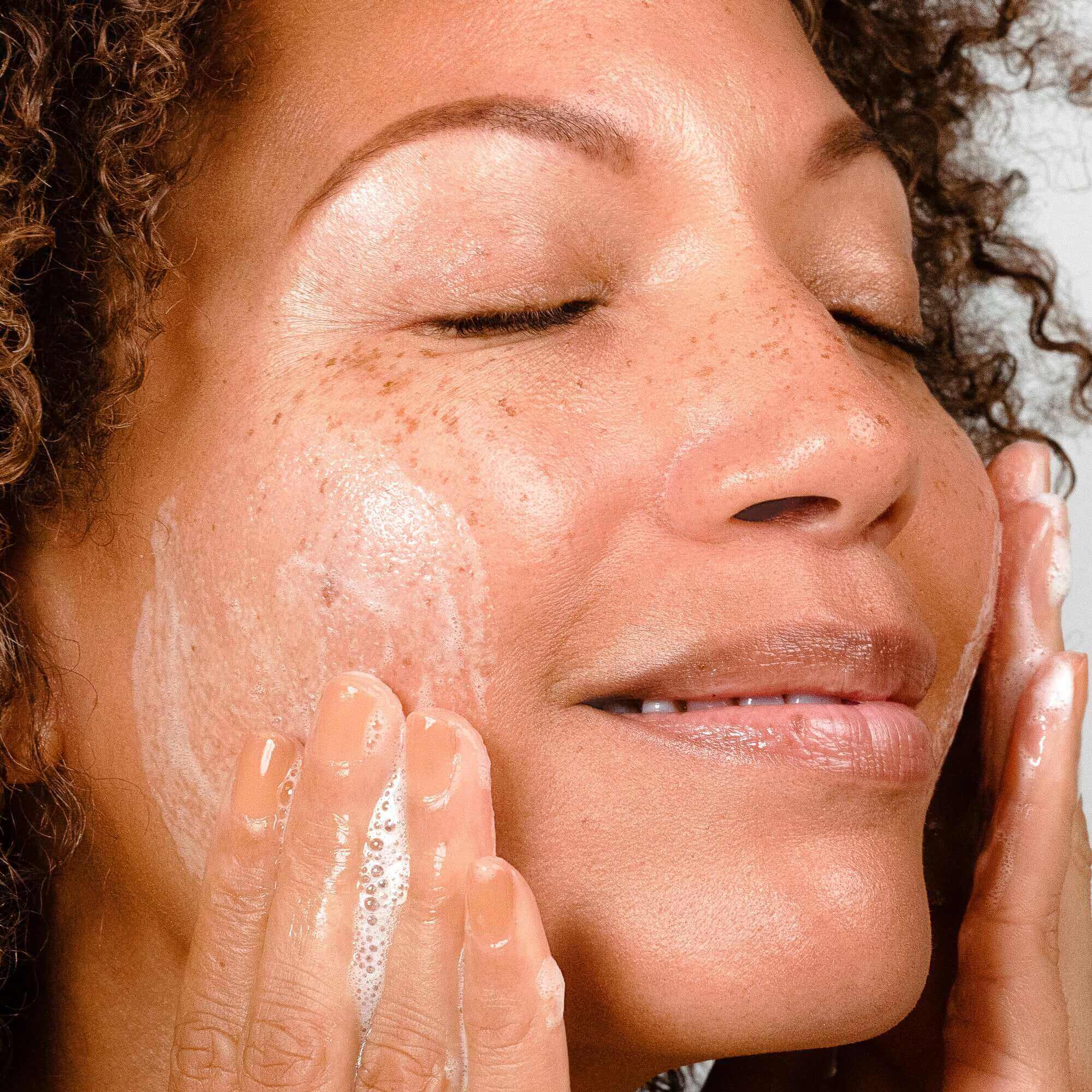 Sea Fresh Purifying Gel Foam Cleanser - Image 3